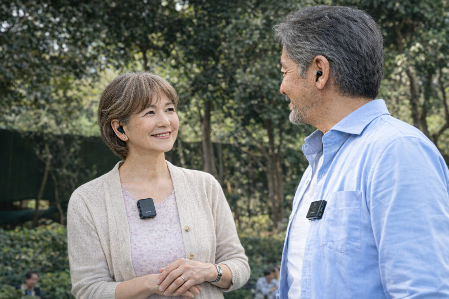 公園で会話を楽しむシニアの男女とTrihear Convo