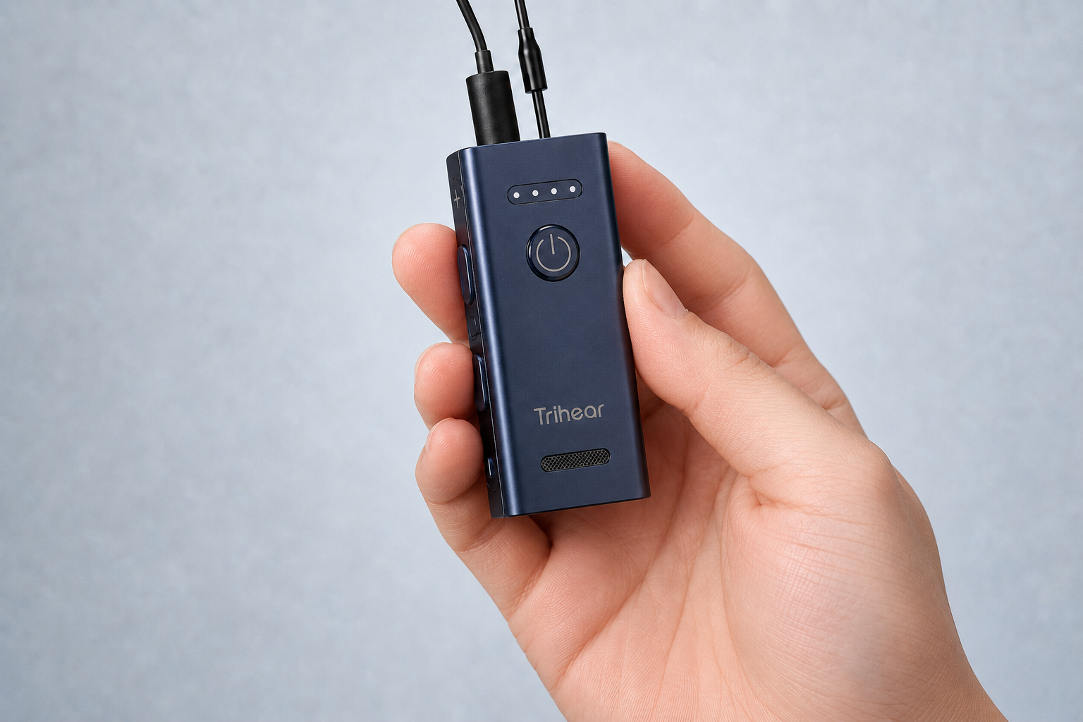 実際の大きさに近い比率で手に持ったTrihear Convo本体